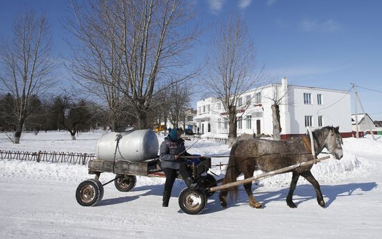 Сбор молока в белорусской деревне