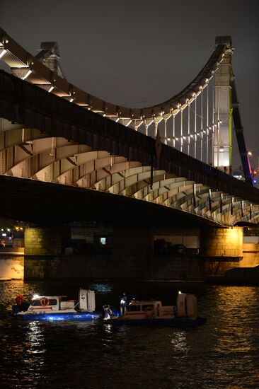 МЧС ищет мужчину, спрыгнувшего с Крымского моста
