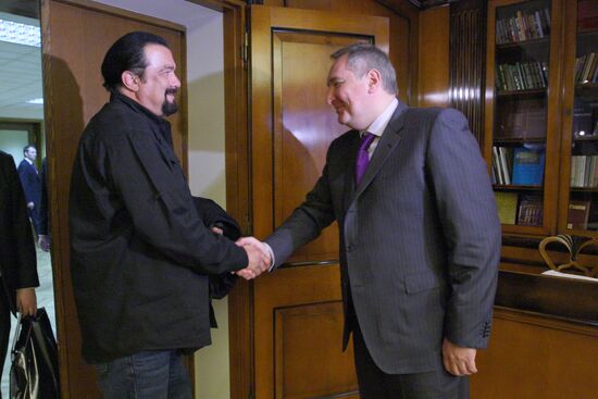 Встреча Дмитрия Рогозина со Стивеном Сигалом