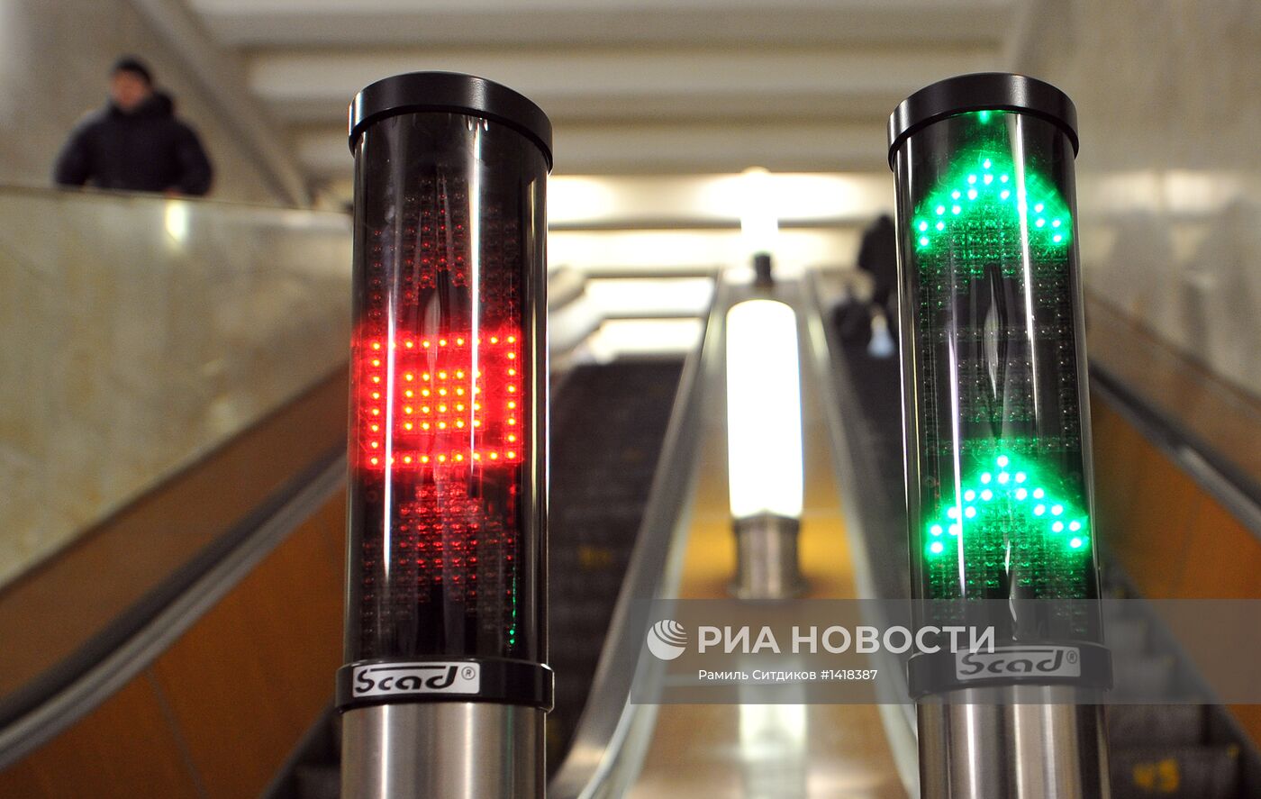 На эскалаторах в метро начали устанавливать светофоры