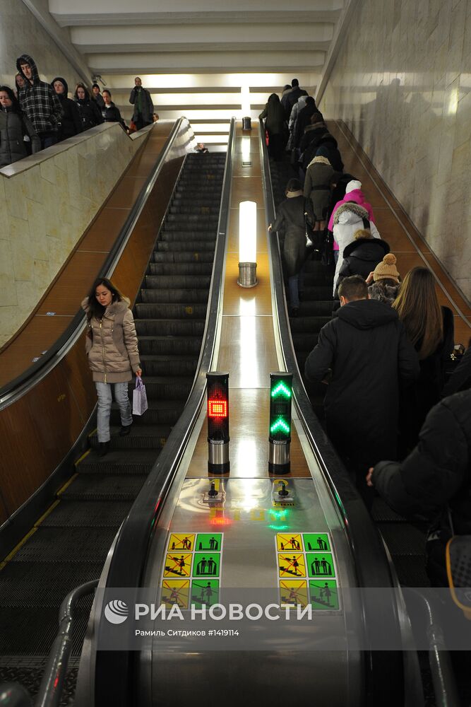 На эскалаторах в метро начали устанавливать светофоры