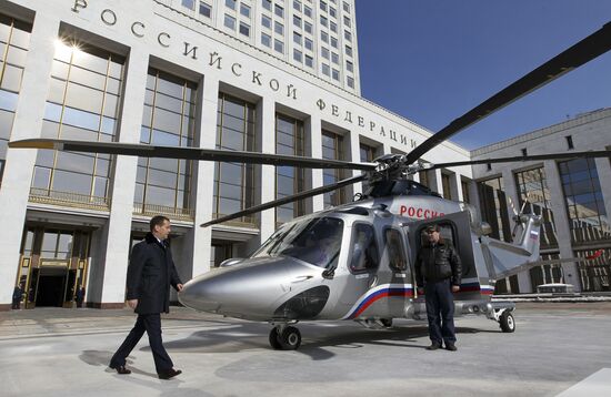 Д.Медведев поднялся на вертолете с площадки перед Белым домом