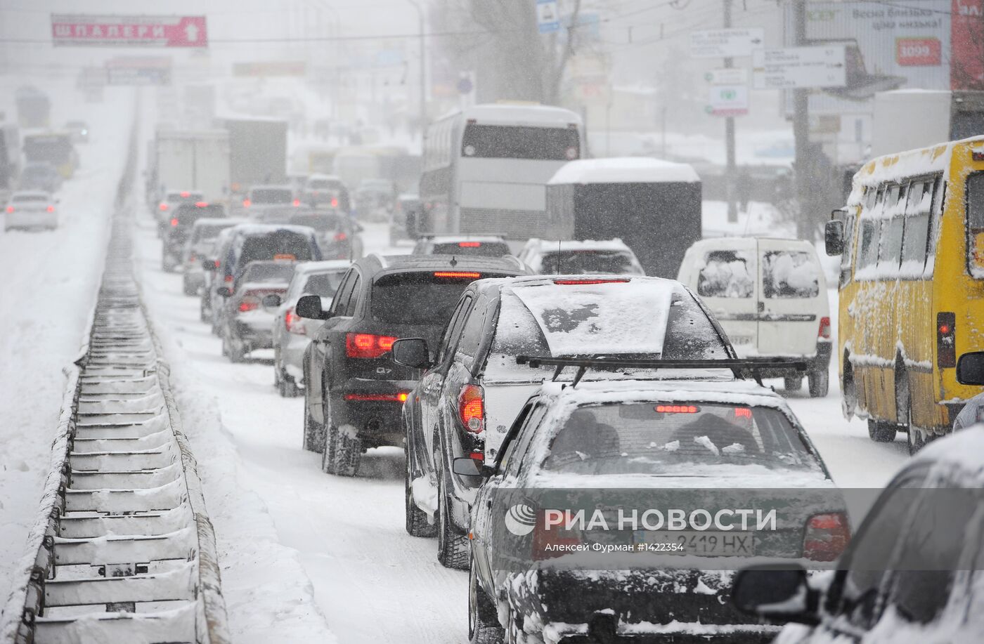 Чрезвычайная ситуация объявлена в Киеве из-за снегопада