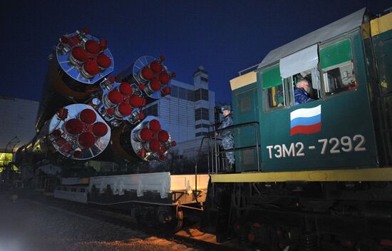 Вывоз ракеты "Союз-ФГ" с кораблем "Союз ТМА-08М" на старт