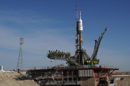 Вывоз ракеты "Союз-ФГ" с кораблем "Союз ТМА-08М" на старт