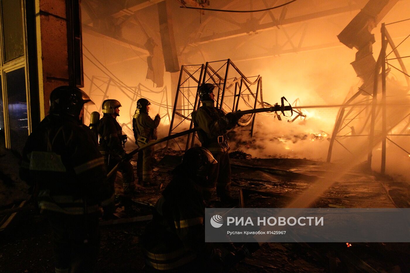 Крупный пожар на складе в Москве локализован