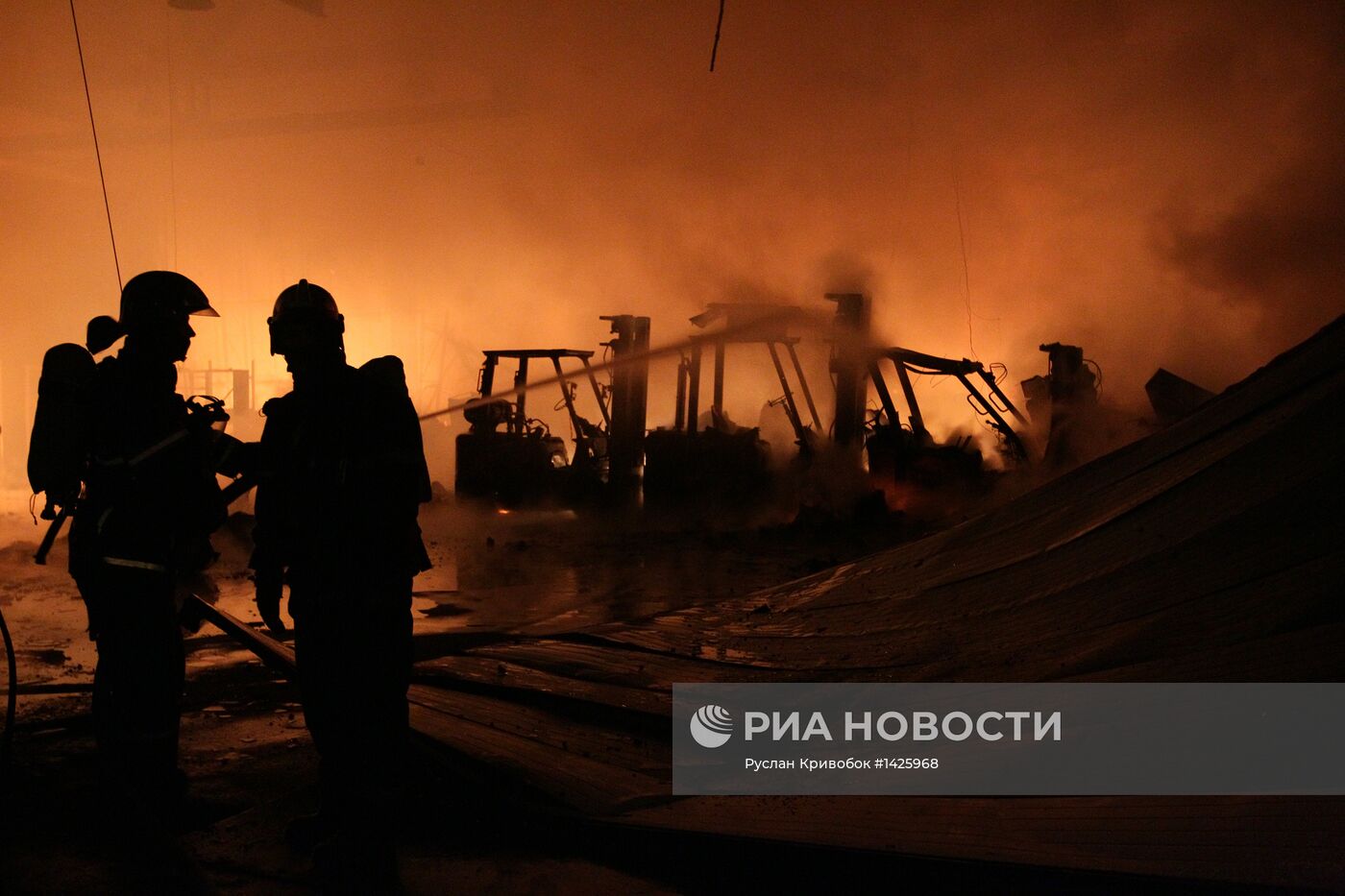 Крупный пожар на складе в Москве локализован