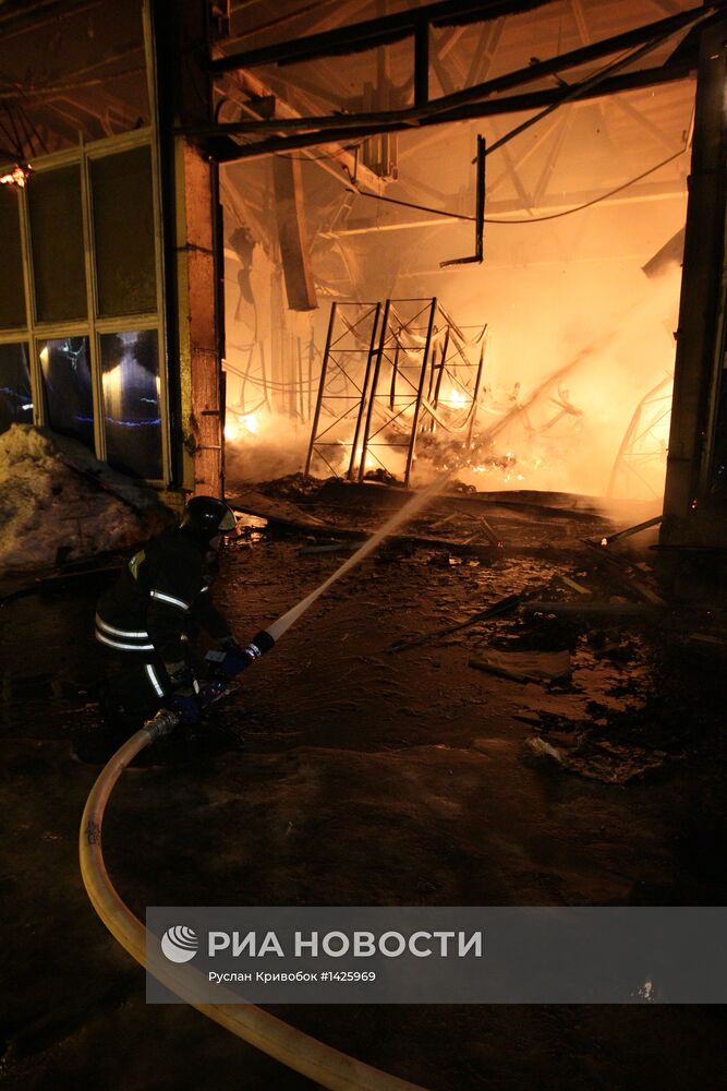 Крупный пожар на складе в Москве локализован