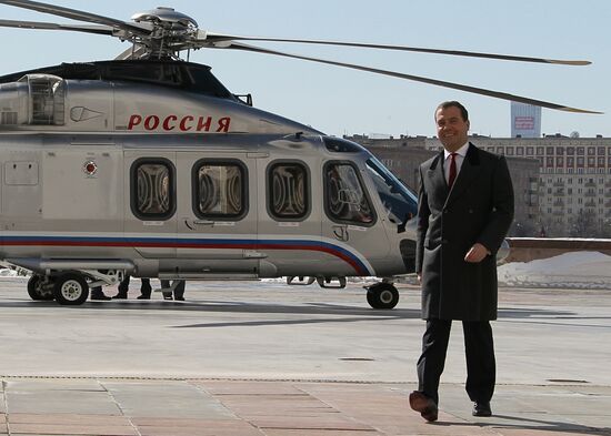 Д.Медведев прилетел в Дом правительства РФ на вертолете