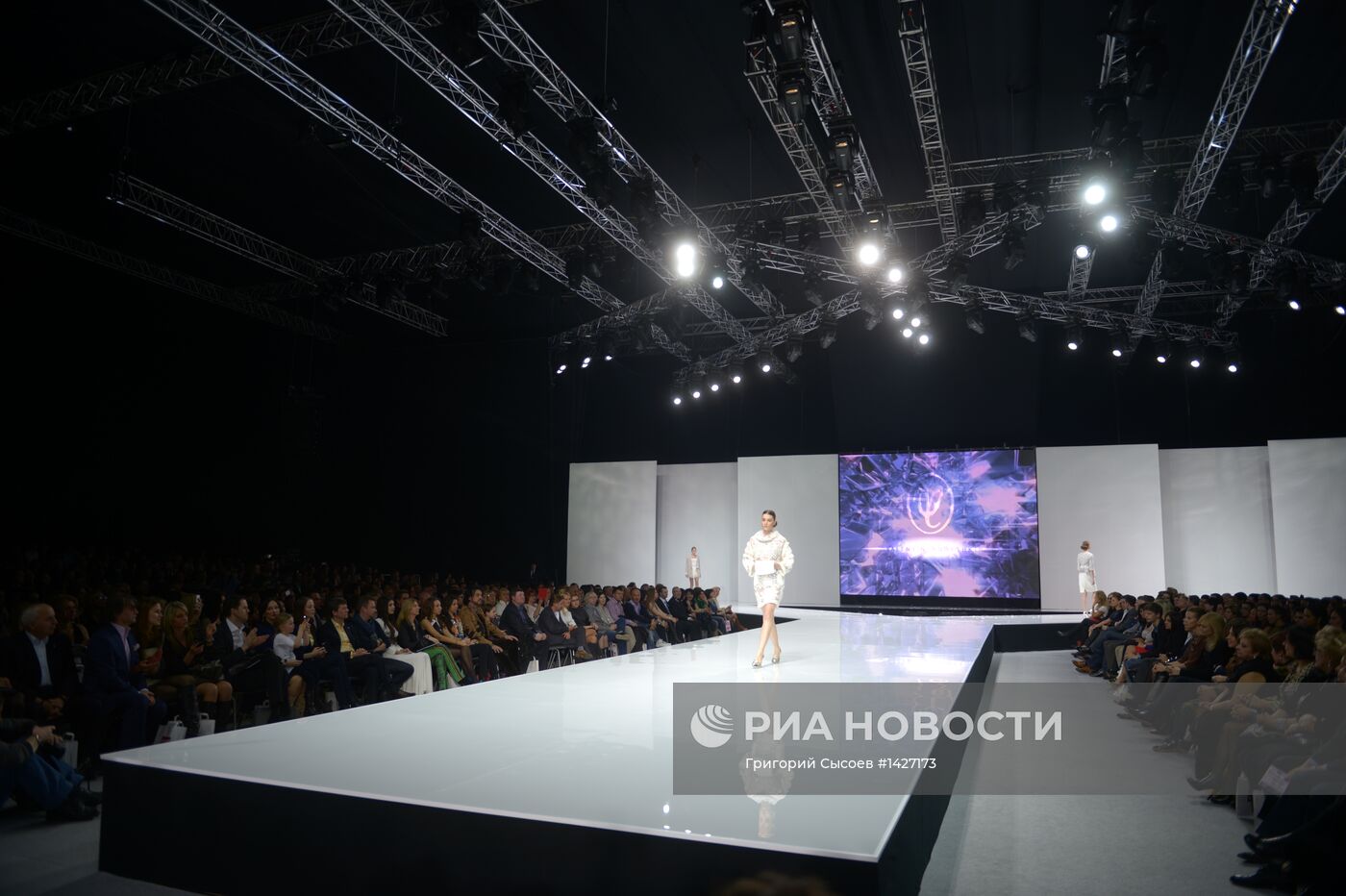 Показ коллекции Валентина Юдашкина в рамках Недели моды