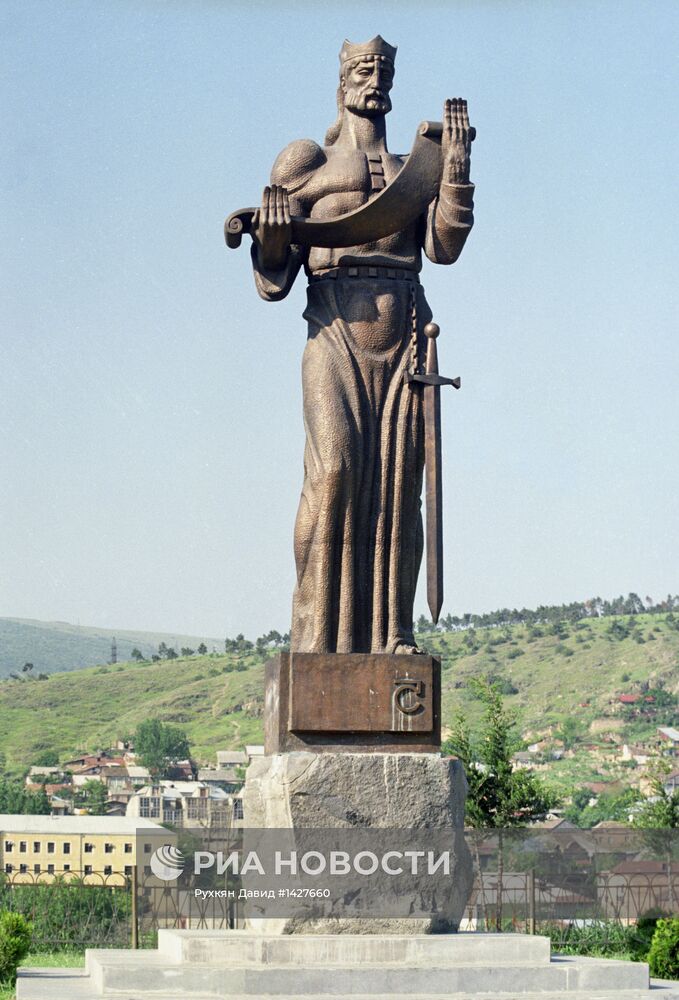 Памятник Парнавазу в Тбилиси