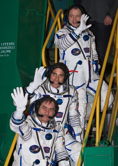 Посадка космонавтов в корабль "Союз-ТМА-08М" перед стартом