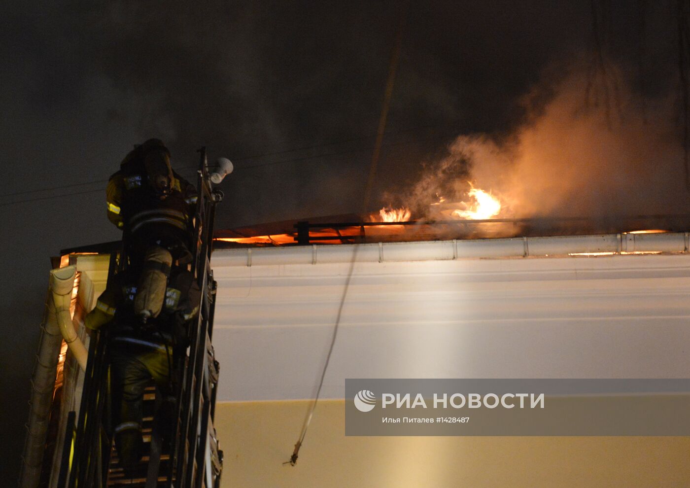 Здание ГИТИС горит в Москве