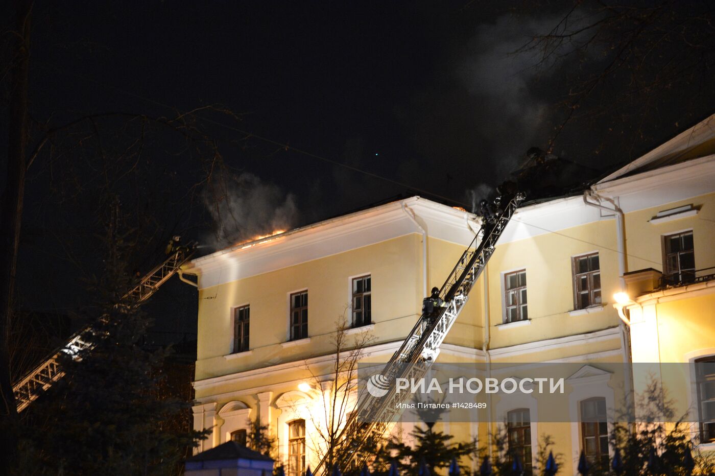 Здание ГИТИС горит в Москве