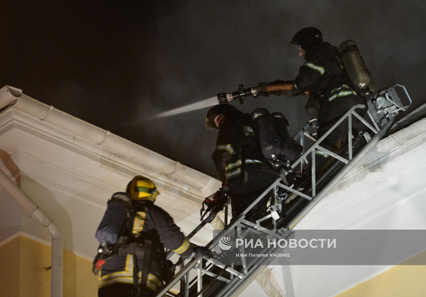 Здание ГИТИС горит в Москве