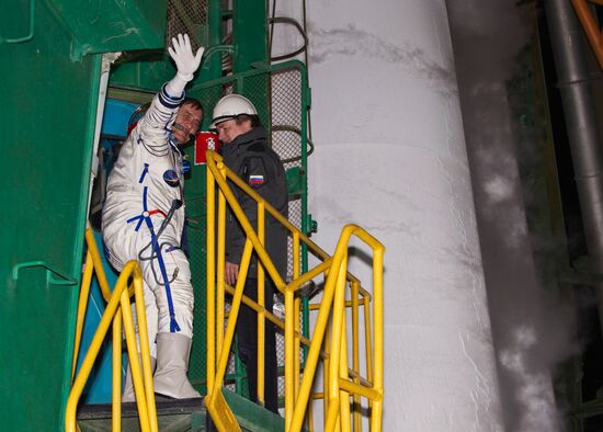 Посадка космонавтов в корабль "Союз-ТМА-08М" перед стартом