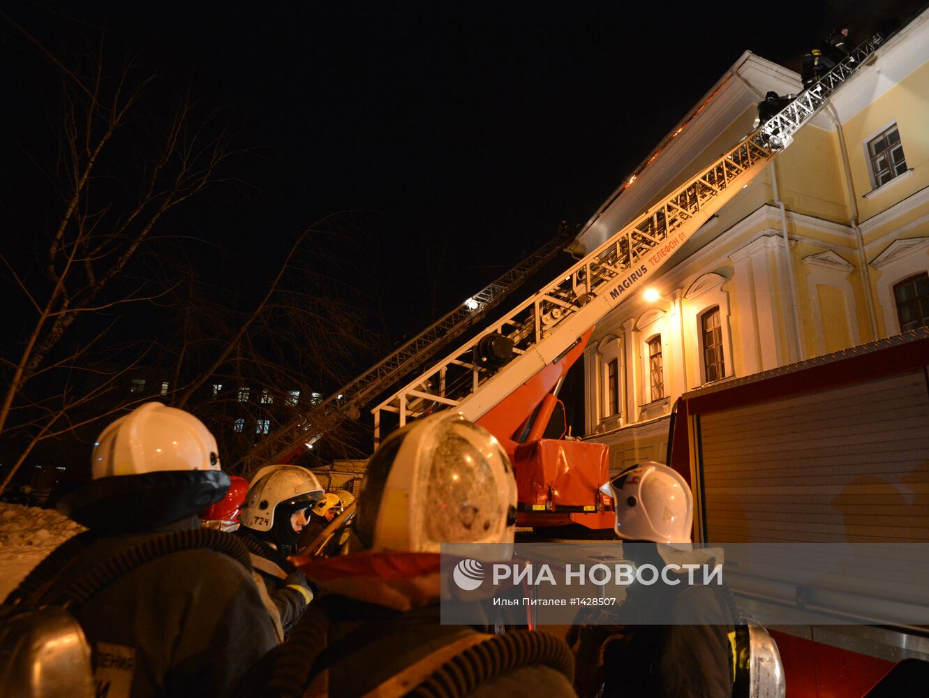 Здание ГИТИС горит в Москве