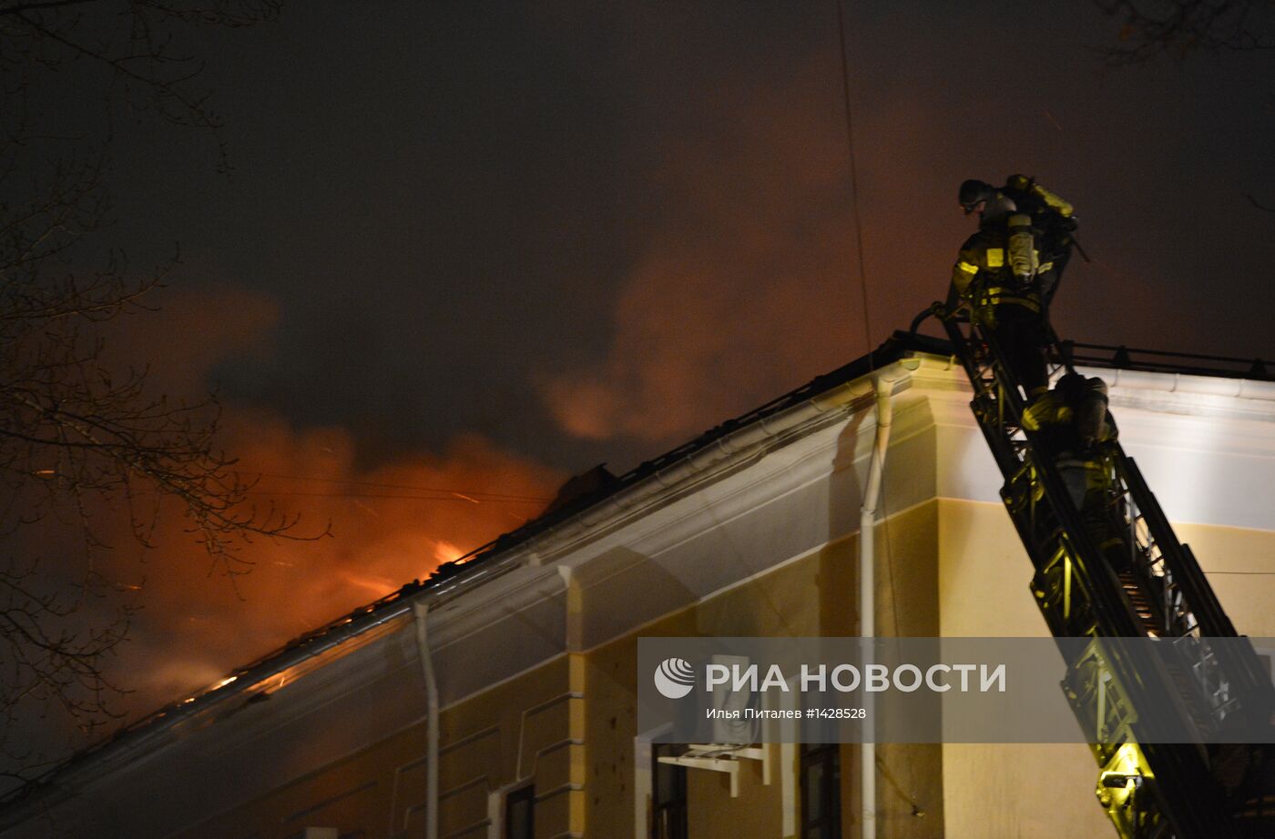 Здание ГИТИС горит в Москве