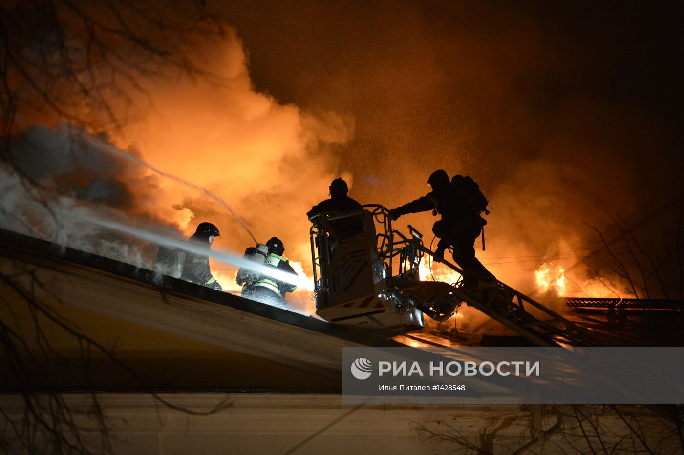 Здание ГИТИС горит в Москве