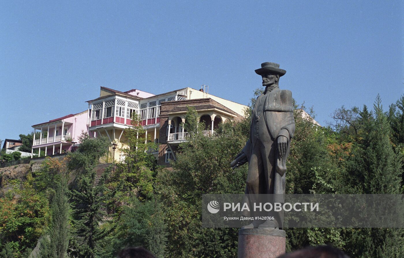 Памятник Д.З. Сараджишвили в Тбилиси