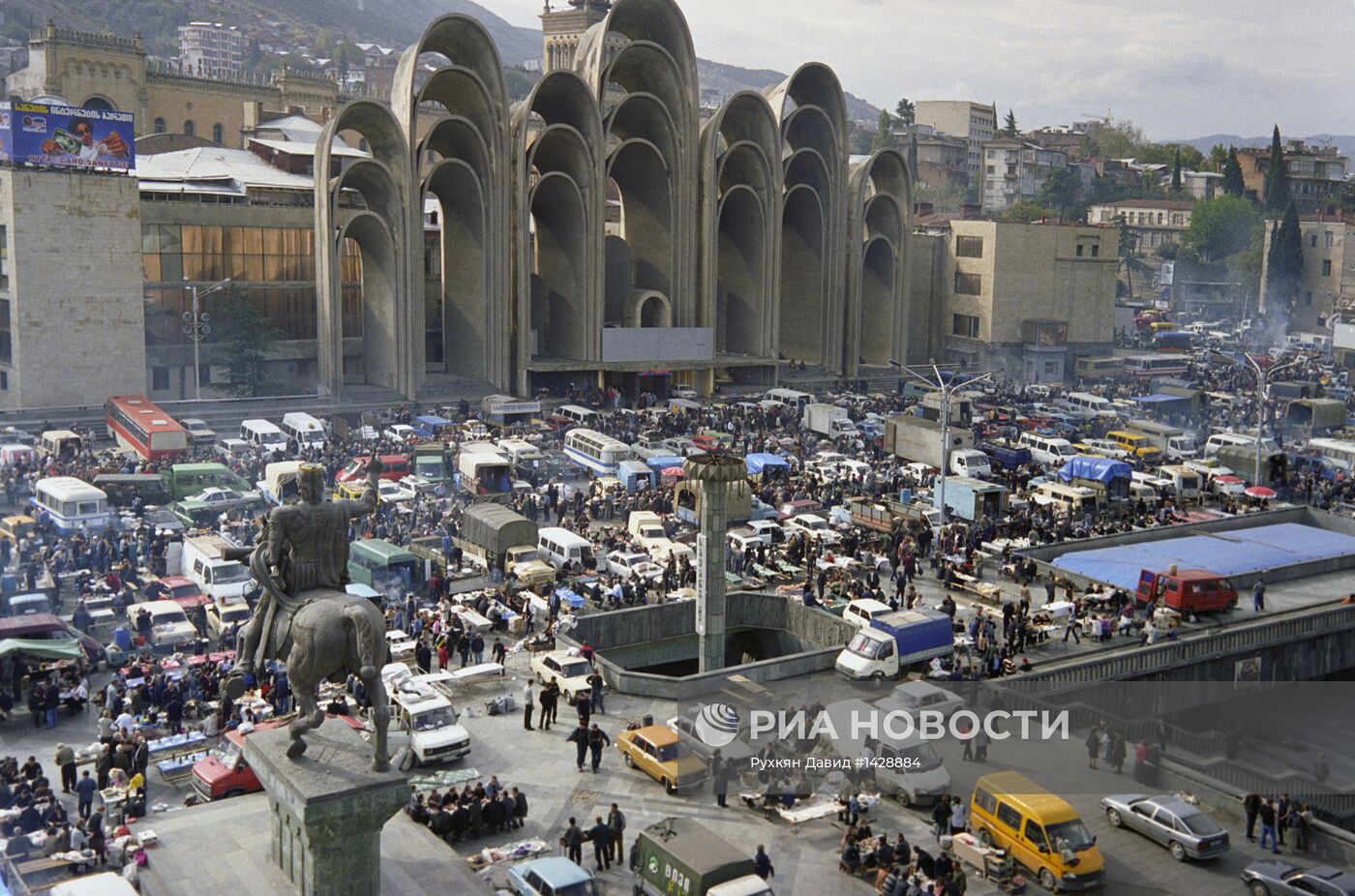 Ярмарка на площади Республики в Тбилиси