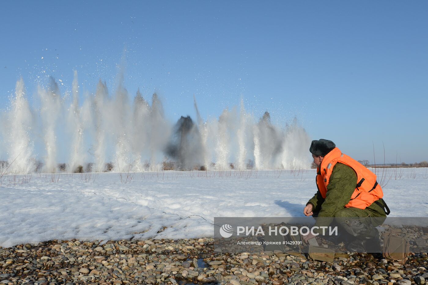Военные ликвидируют ледовые заторы на реке Бия