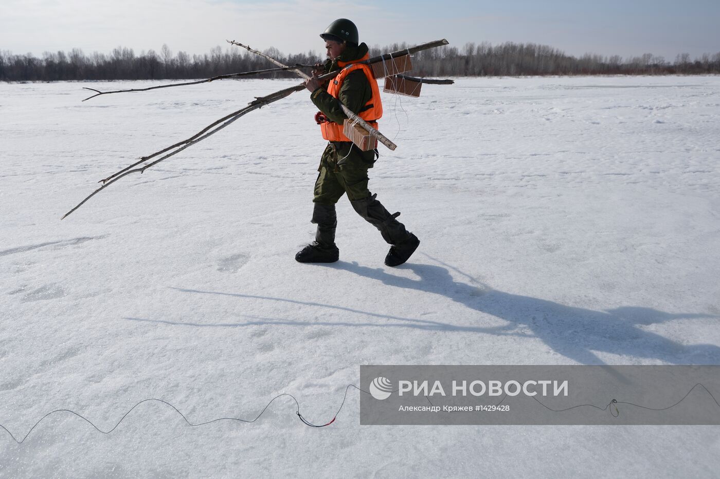 Военные ликвидируют ледовые заторы на реке Бия
