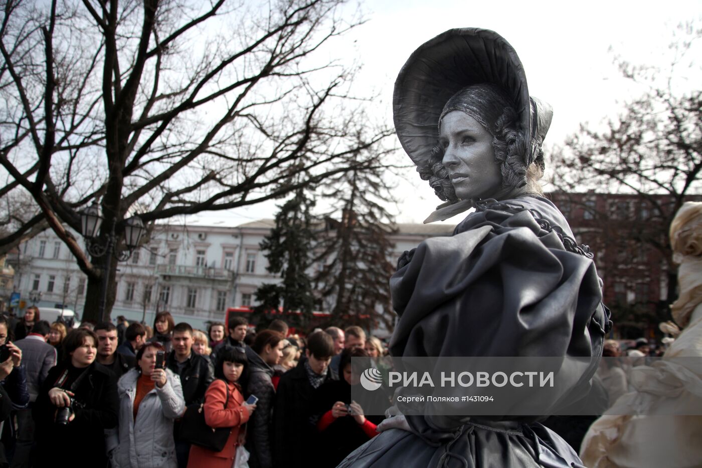 Житель одессы. Фестиваль живых скульптур. Живые скульптуры Луганск. Живые скульптуры Луганск праздник в шоколаде.