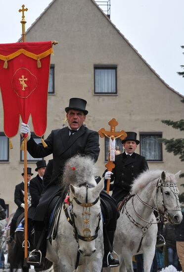 Пасхальное конное шествие по улицам Радибора в Саксонии