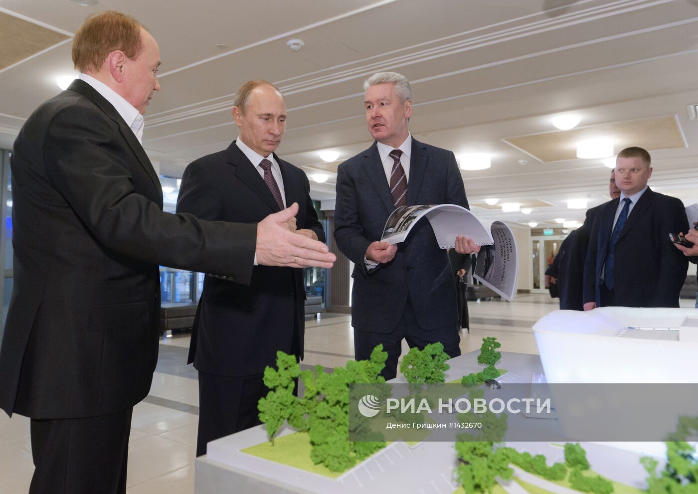 Президент В.Путин на открытии штаб-квартиры "Планеты КВН"