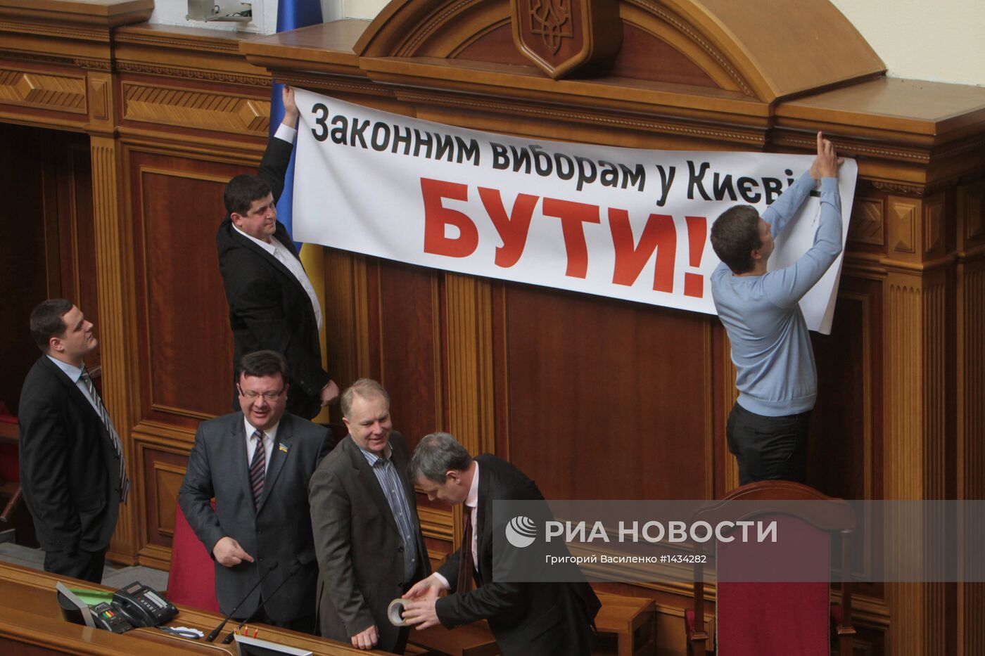 Оппозиция продолжает блокировать работу Верховной Рады Украины