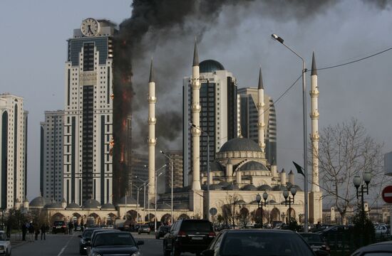 Пожар в комплексе "Грозный-Сити" в Чечне