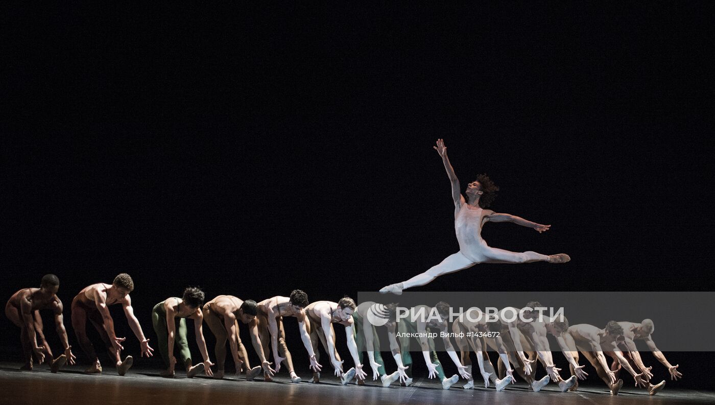 Прогон балета "Весна священная" в хореографии Мориса Бежара