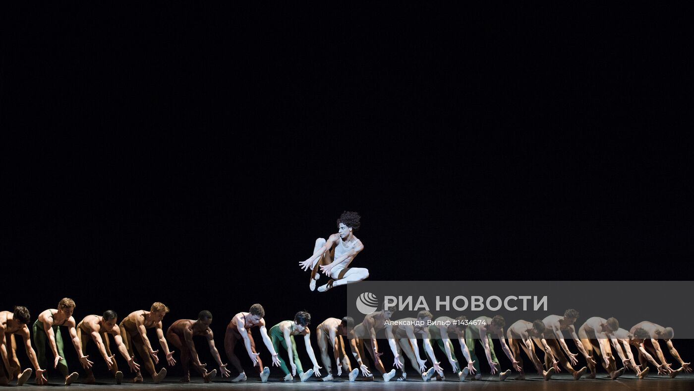 Прогон балета "Весна священная" в хореографии Мориса Бежара