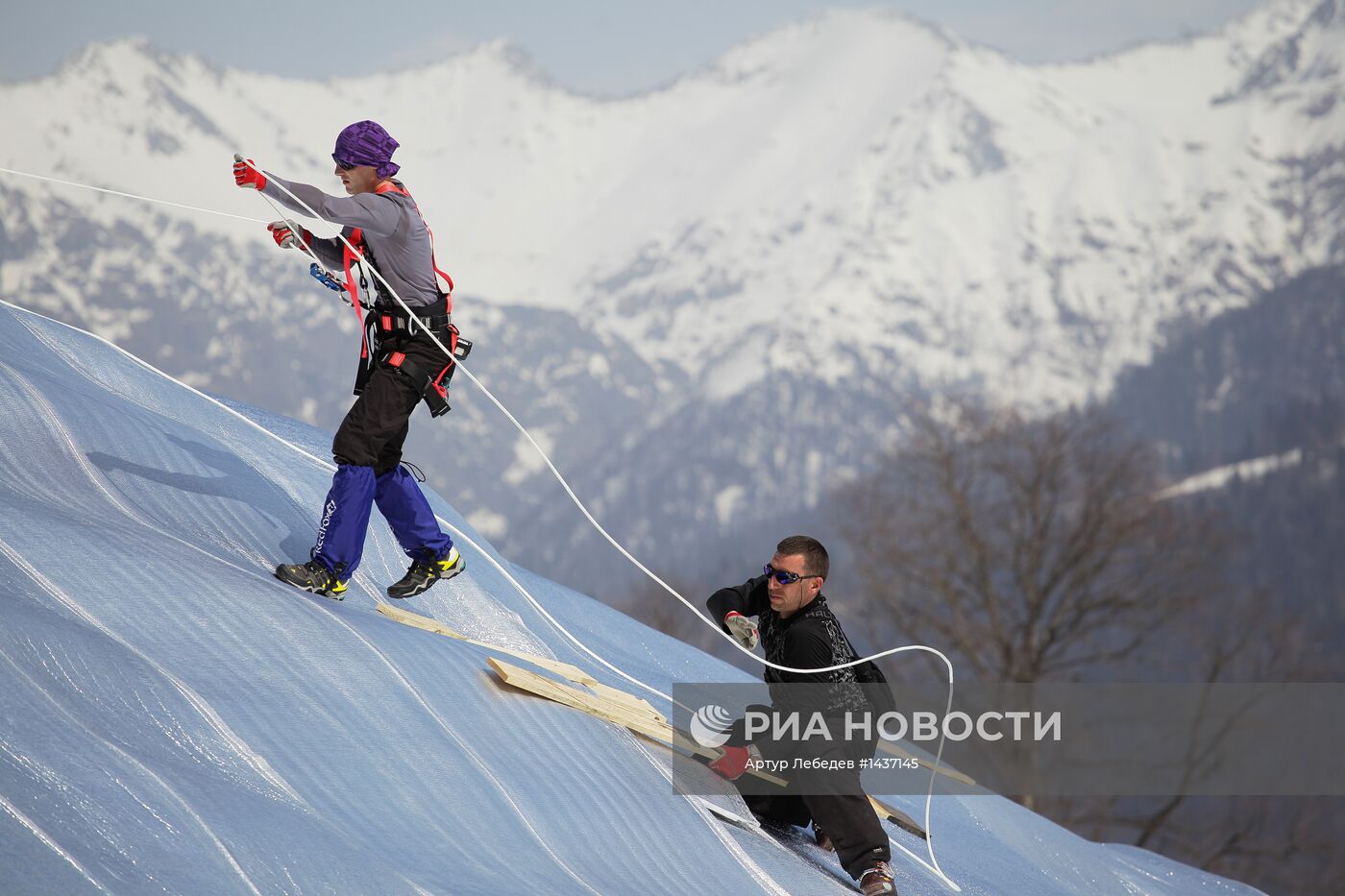 Консервация снега на склонах "Роза Хутор" к Олимпиаде в Сочи