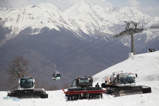 Консервация снега на склонах "Роза Хутор" к Олимпиаде в Сочи