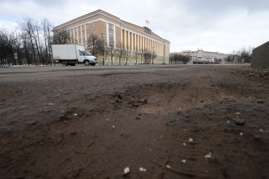 Разбитые дороги в Великом Новгороде