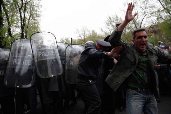 Столкновения сторонников Раффи Ованнисяна с полицией в Ереване