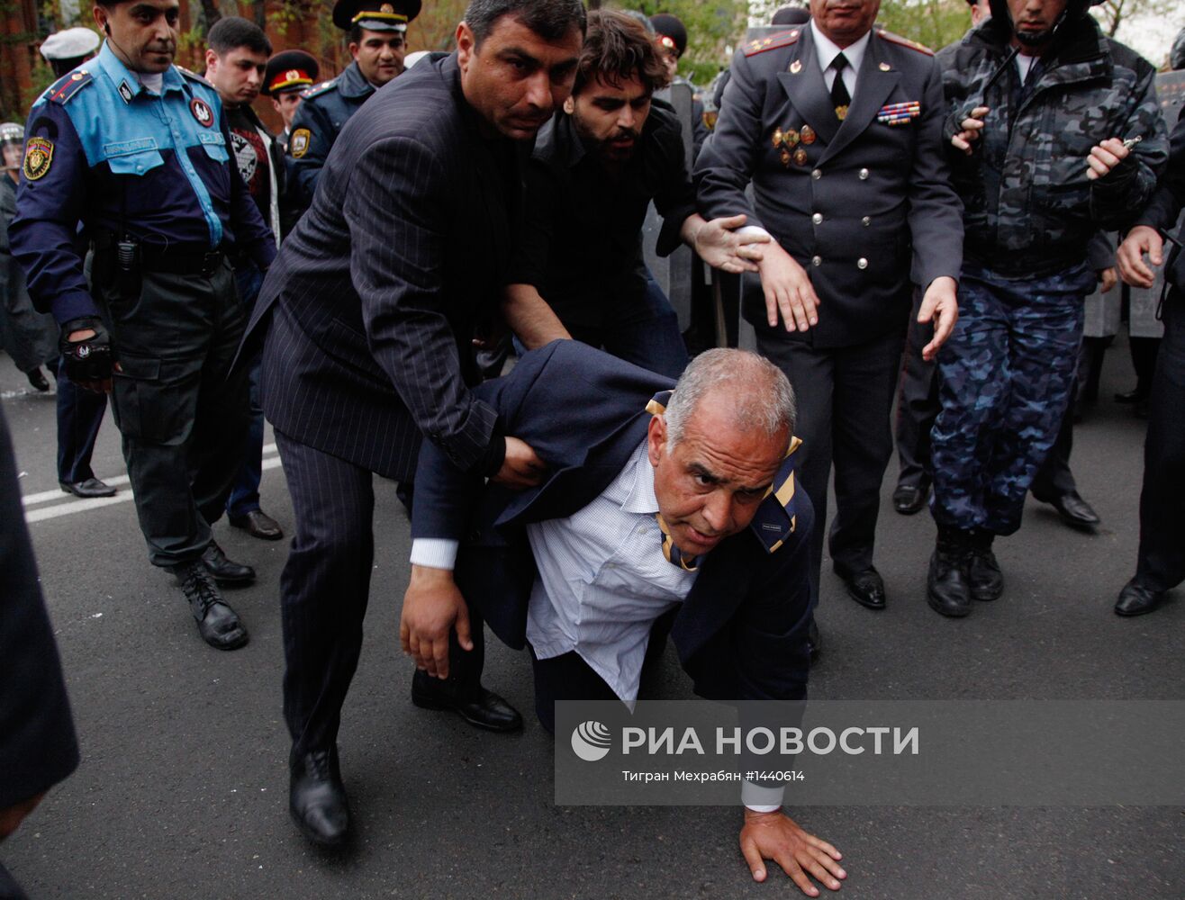 Столкновения сторонников Ованнисяна с полицией в Ереване