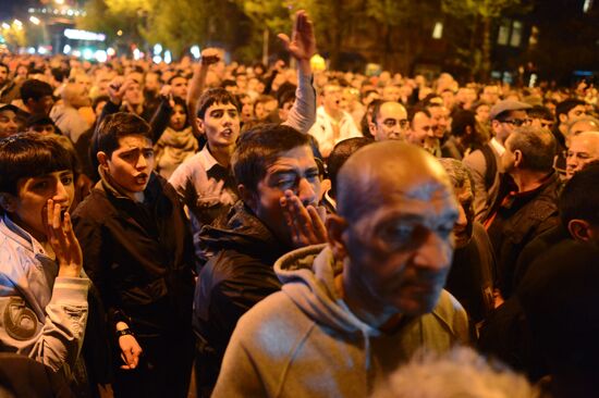 Столкновения сторонников Ованнисяна с полицией в Ереване