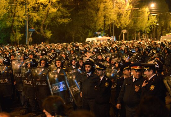 Столкновения сторонников Ованнисяна с полицией в Ереване