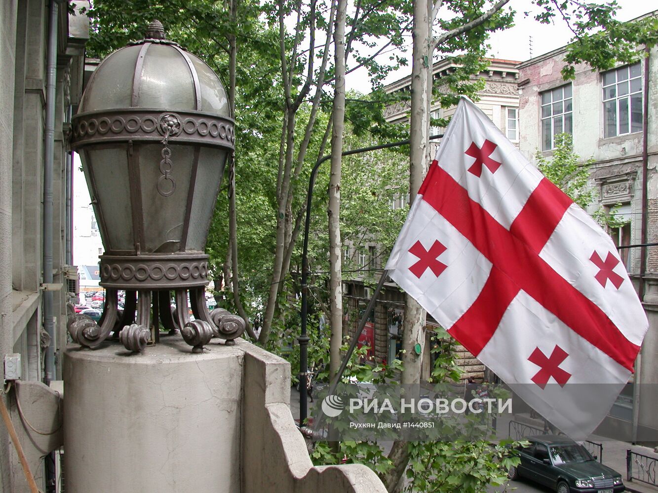 Старинный фонарь и флаг на здании НБГ в Тбилиси