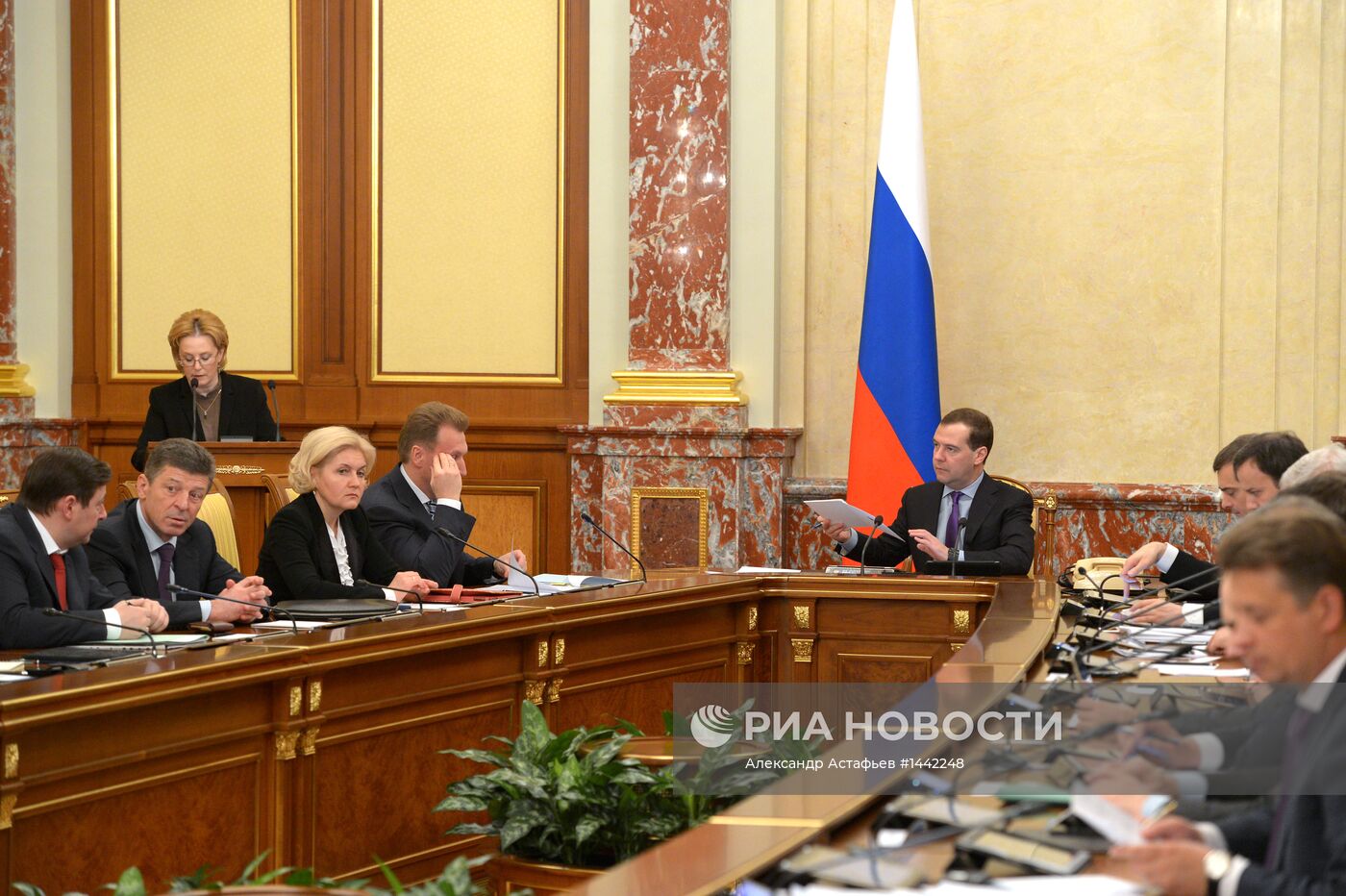 Д.Медведев провел заседание правительства 11 апреля 2013 года