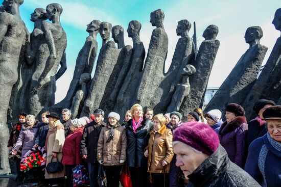 Митинг в день освобождения узников фашистских концлагерей