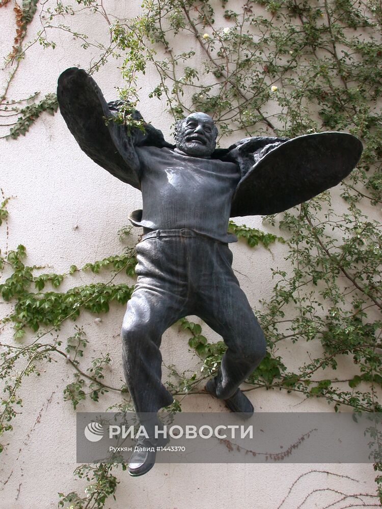 Памятник Сергею Параджанову в Тбилиси