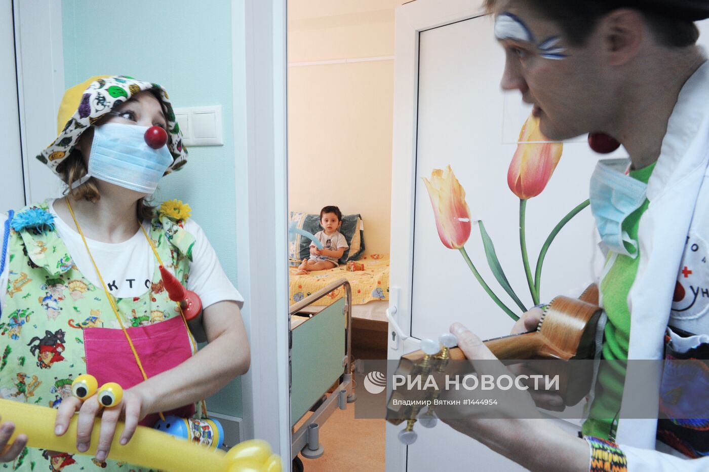 Артисты учреждения "Доктор клоун" в детской клинической больнице