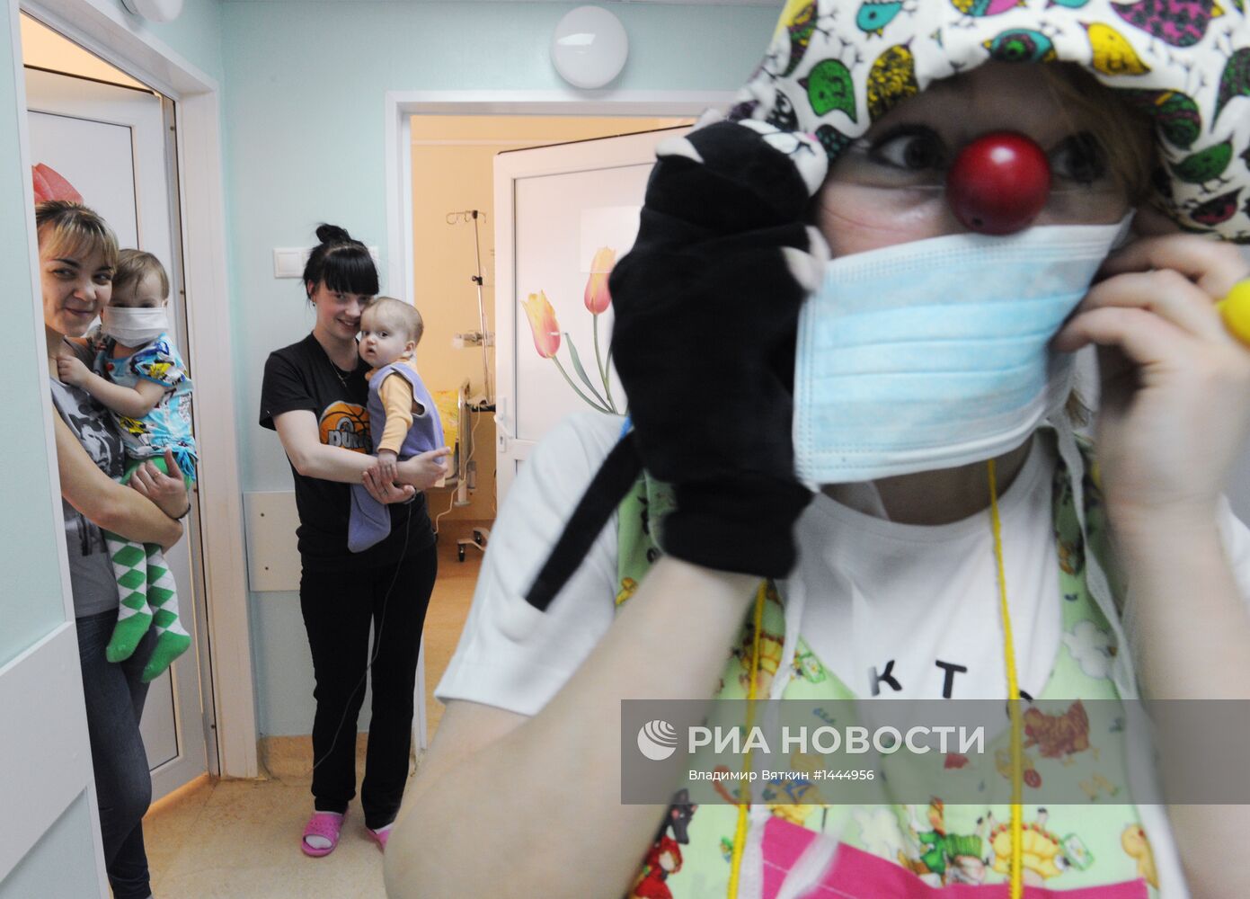 Артисты учреждения "Доктор клоун" в детской клинической больнице
