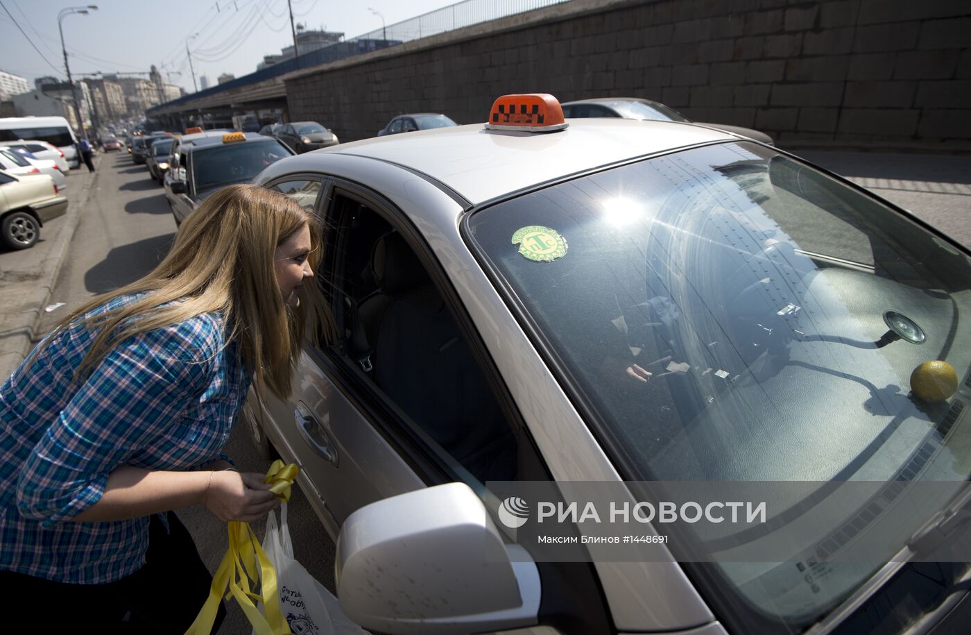 Московские таксисты не хотят быть "желтыми"