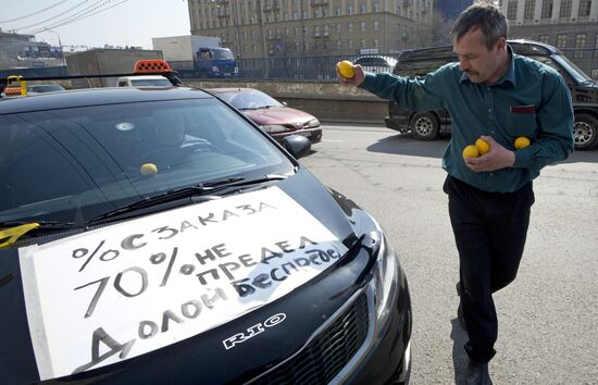 Московские таксисты не хотят быть "желтыми"