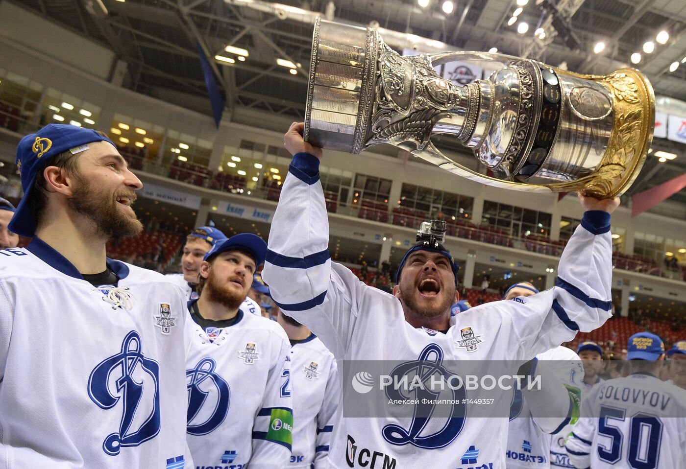 Чемпионство динамо. Динамо Москва Кубок Гагарина 2013. Хк Динамо Кубок Гагарина 2012. Кубок Гагарина Динамо. Динамо Кубка Гагарина 2013.